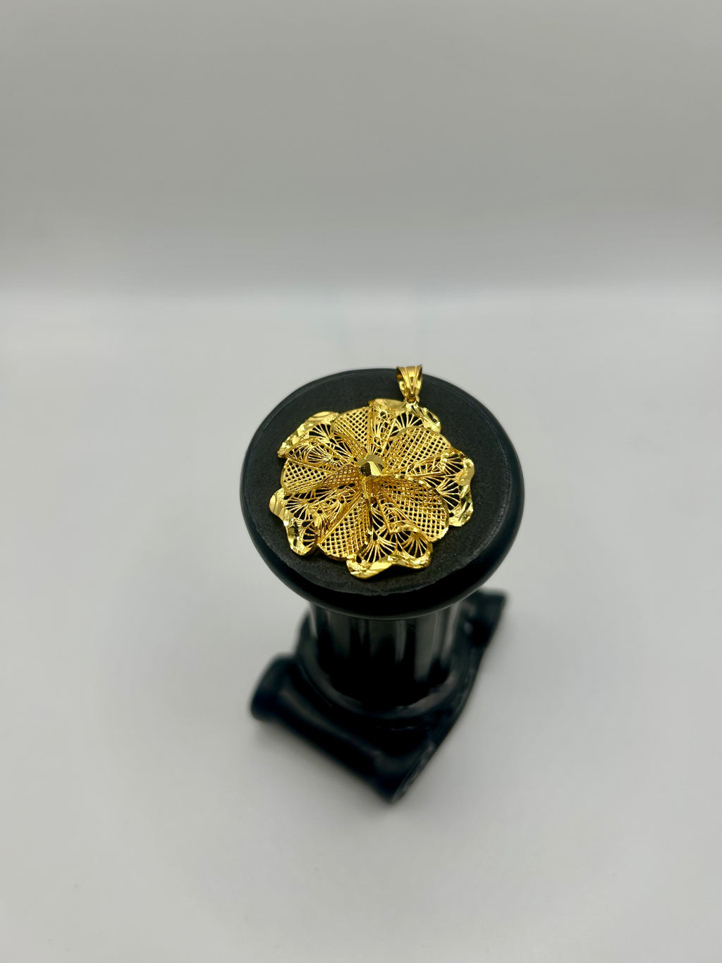 Çiçek Desenli Kolye Ucu – 22 Ayar Altın Kaplama 925 Gümüş El İşçiliği | NYR Kuyumculuk