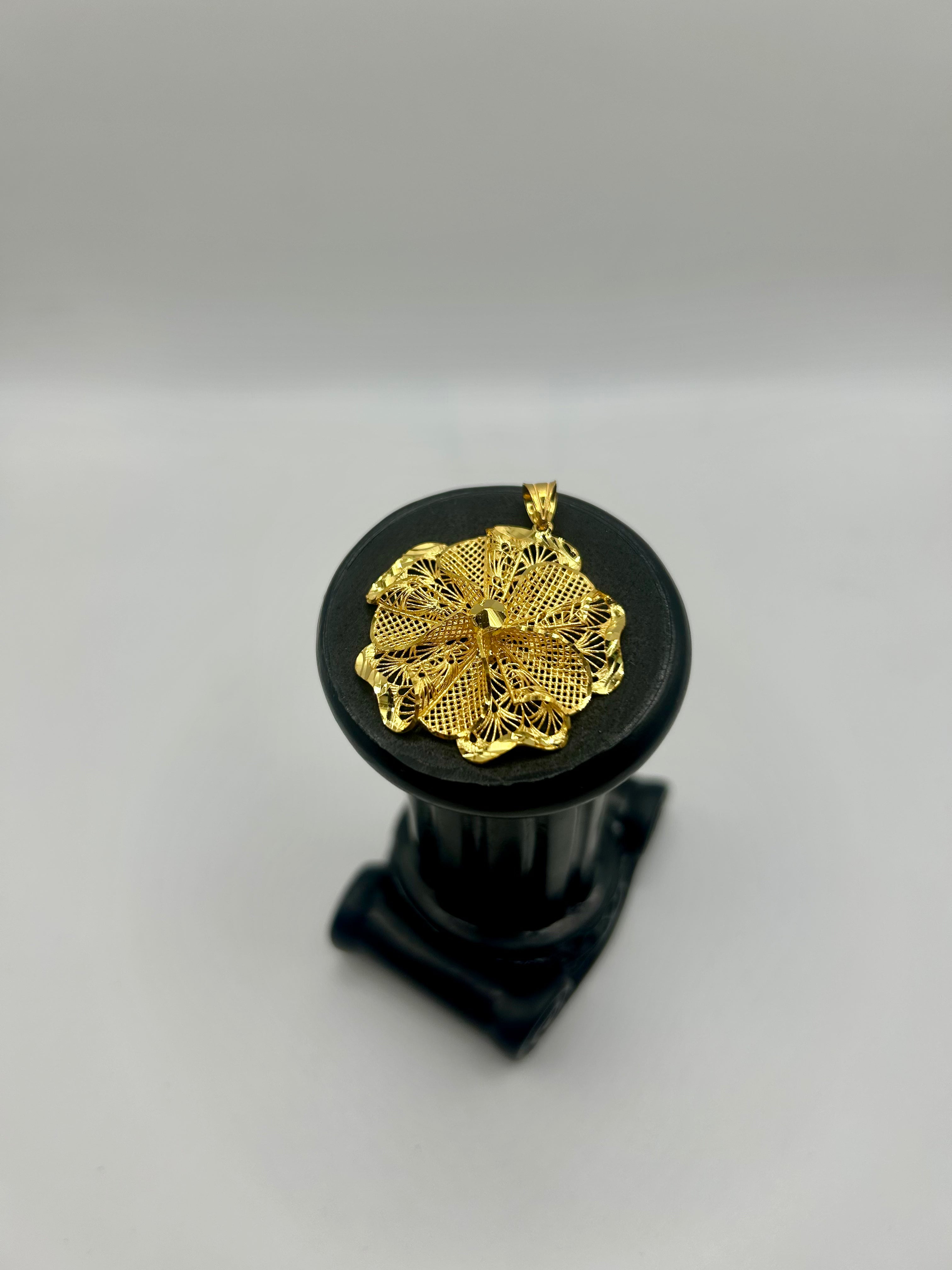 Çiçek Desenli Kolye Ucu – 22 Ayar Altın Kaplama 925 Gümüş El İşçiliği | NYR Kuyumculuk