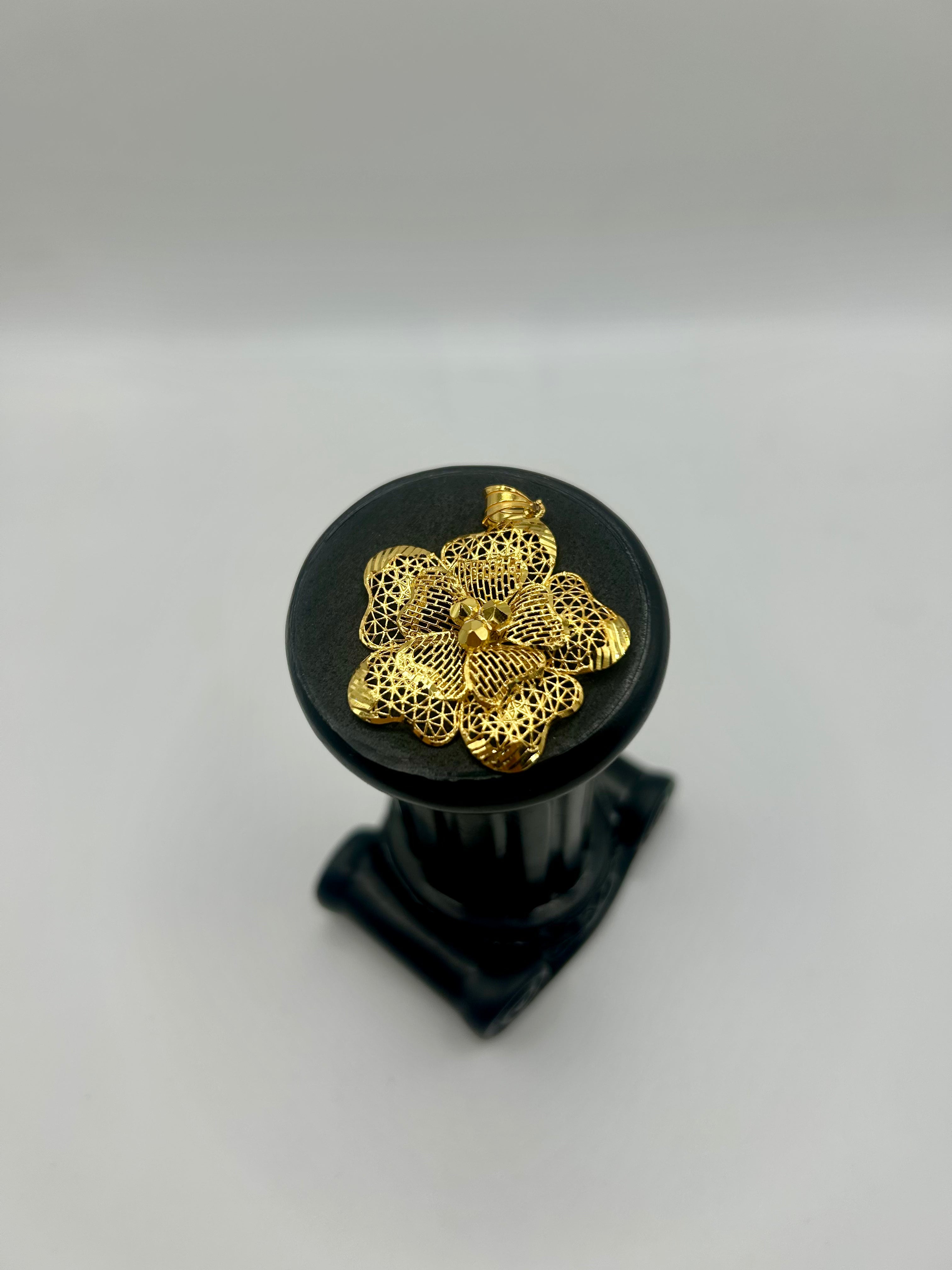 Zarif Çiçek Desenli Kolye Ucu – 22 Ayar Altın Kaplama 925 Gümüş El İşçiliği | NYR Kuyumculuk