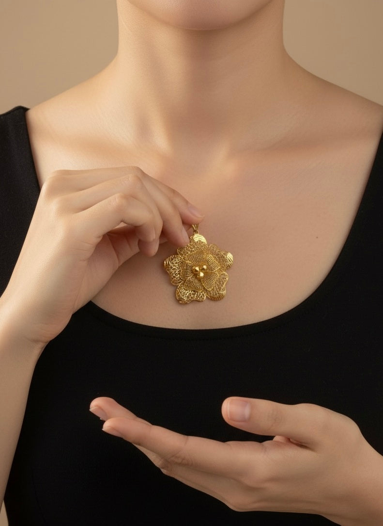 Zarif Çiçek Desenli Kolye Ucu – 22 Ayar Altın Kaplama 925 Gümüş El İşçiliği | NYR Kuyumculuk